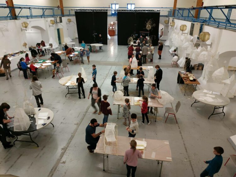 Ateliers de fabrication des lanternes - Mars à l'Ouest