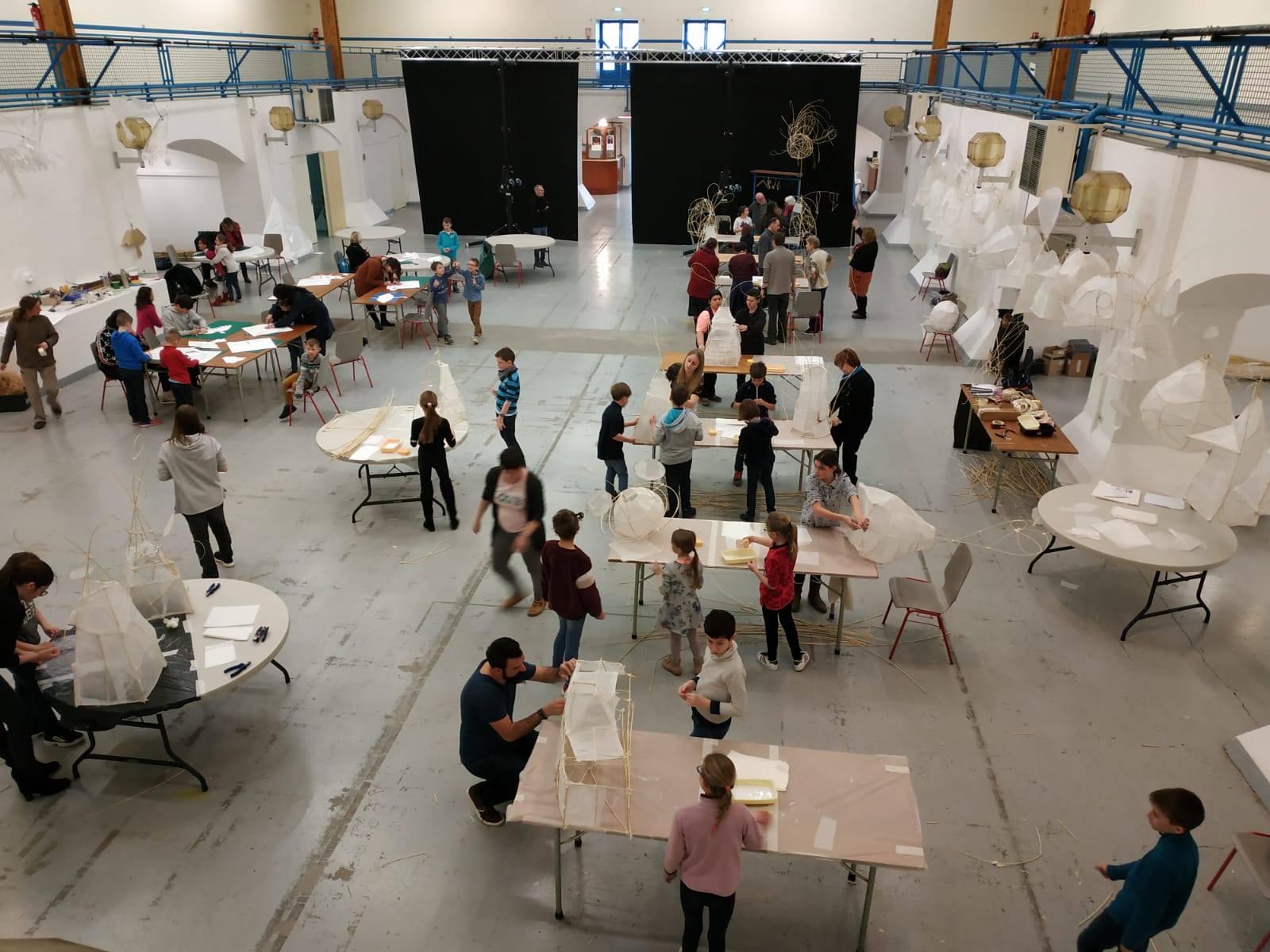 Ateliers de fabrication des lanternes - Mars à l'Ouest